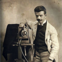 Guillermo Kahlo, le papa de Frida. Allemand, il s'était installé au Mexique. Certains disent: par goût de l'aventure; d'autres: pour fuir une belle-mère difficile. 